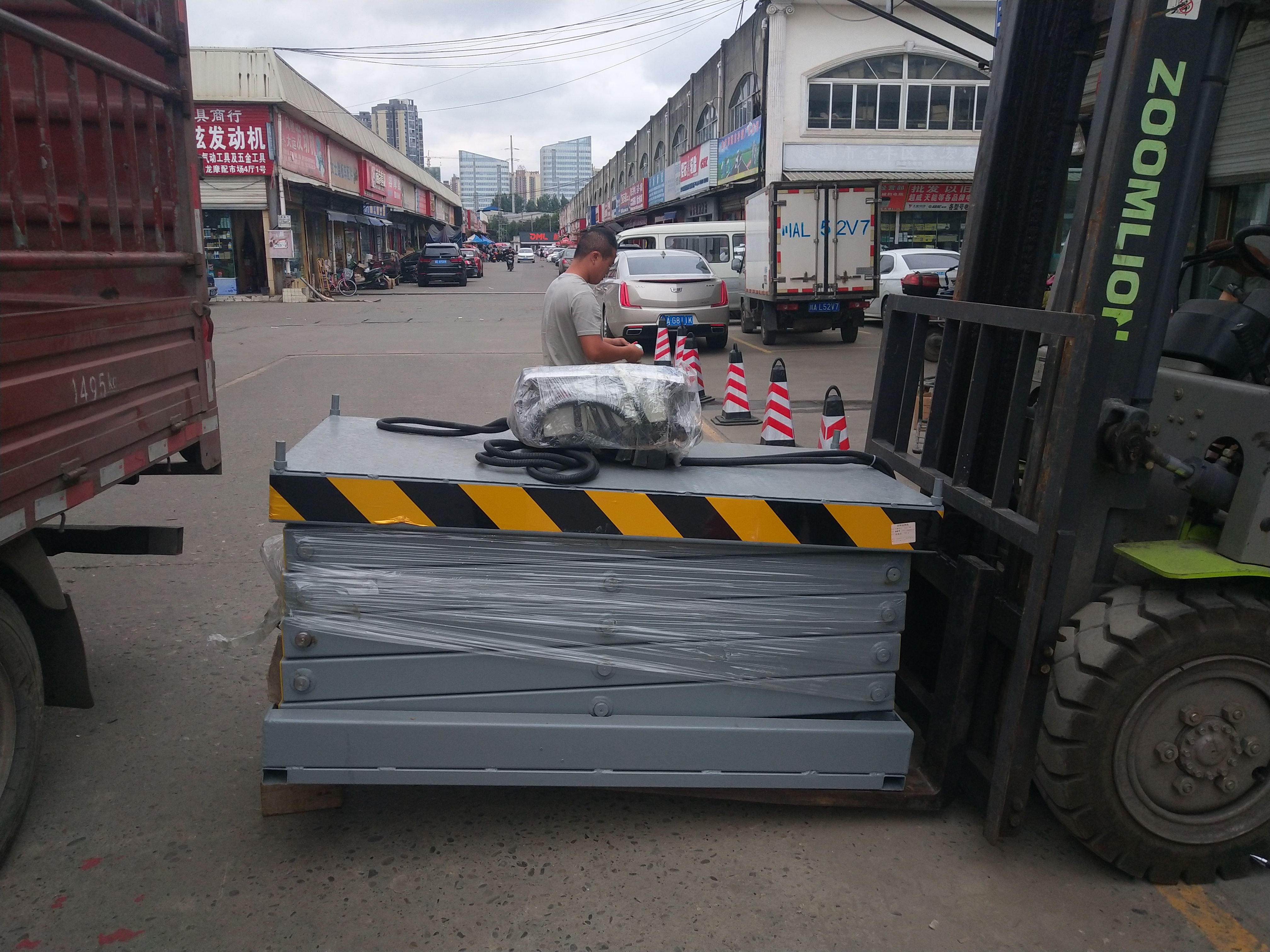 成都升降平臺的購買與維護保養